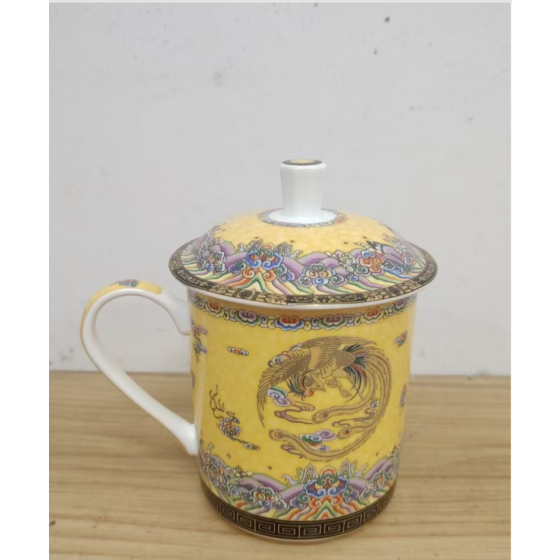 Yellow-ground Famille Rose Lidded Cup with Dragon and Phoenix Patterns