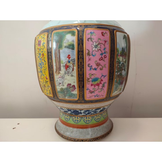 A pair of Qianlong period famille rose gilded porcelain vases with double ears and broken branch flower patterns