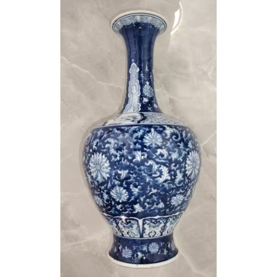 Blue and White Vase with Interlocking Lotus Pattern, Made in the Kangxi Reign of the Qing Dynasty