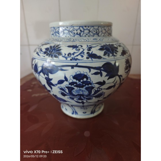Blue‑and‑White Jar with Interlocking Peony Patterns