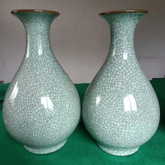 Ge‑Glaze Yuhuchun Vase