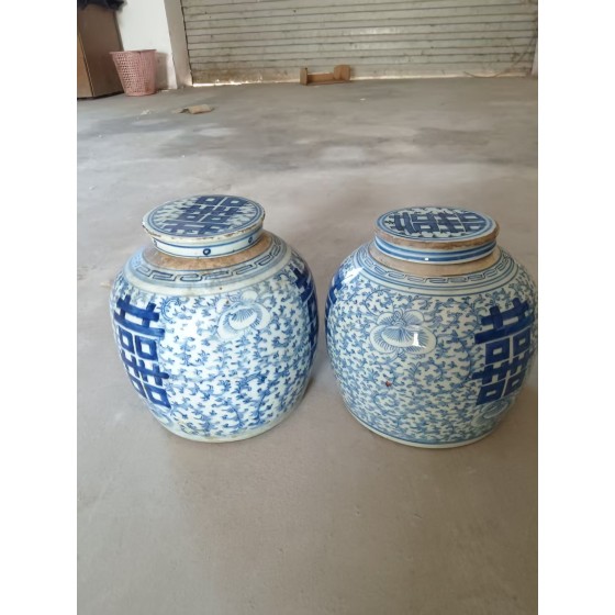 Pair of Qing‑Dynasty Blue‑and‑White Double‑Happiness Lidded Jars with Interlocking Lotus Pattern