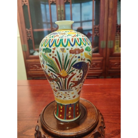 Wucai Gilded Fish‑Algae‑Pattern Plum Vase