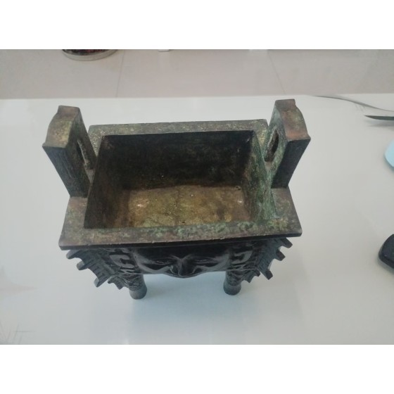 Human-Face Pattern Bronze Square Ding