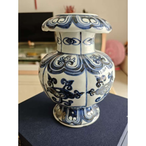 Blue‑and‑White Pomegranate Zun with Ganoderma Patterns