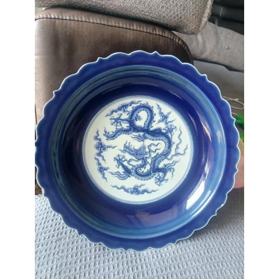 Flower-shaped Plate with Sacrificial Blue Glaze and Inner Blue-and-White Dragon & Cloud Patterns