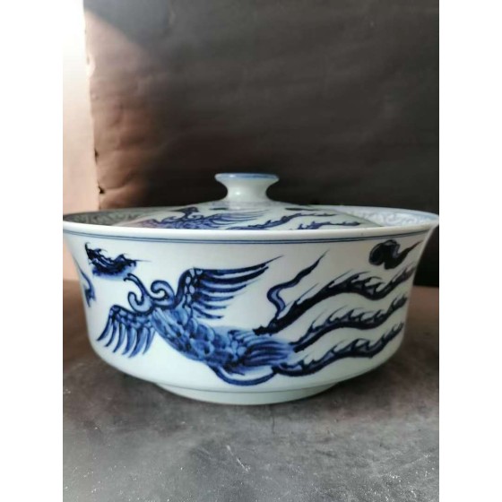 Blue and White Dragon Covered Jar, Xuande Period of Ming Dynasty