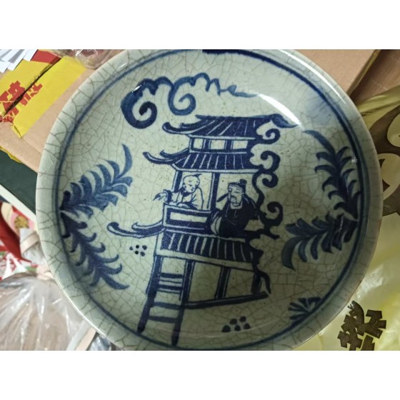 Blue-and-White Plate with Crackle Glaze and Figure Motifs