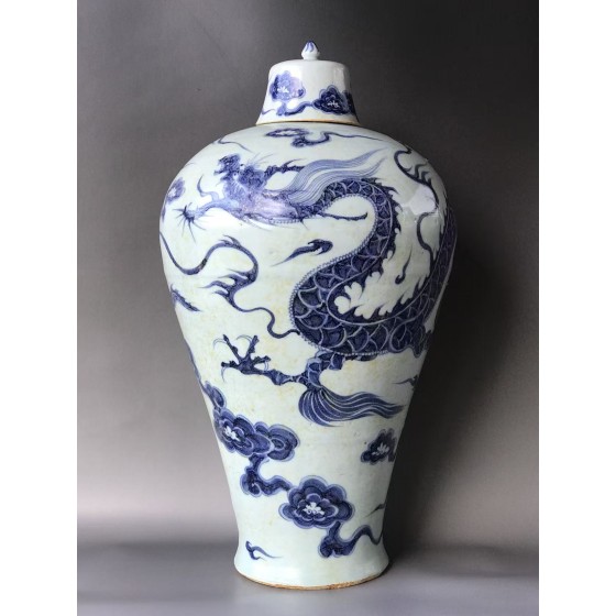 Yuan Dynasty Blue and White Covered Plum Vase with Cloud and Dragon Patterns
