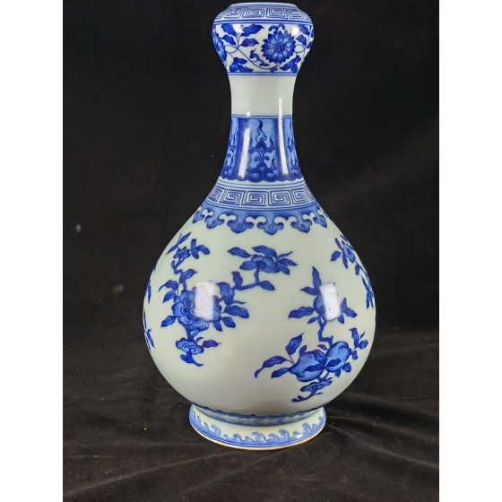 Blue and White Garlic Vase with Floral Pattern