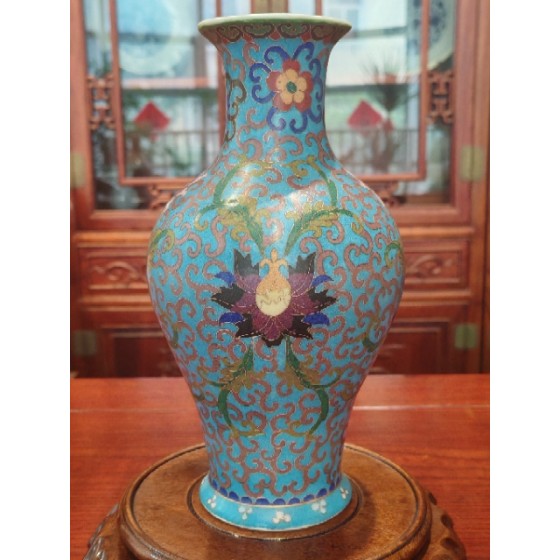 Cloisonne Porcelain Appreciation Vase with Interlocking Lotus Patterns
